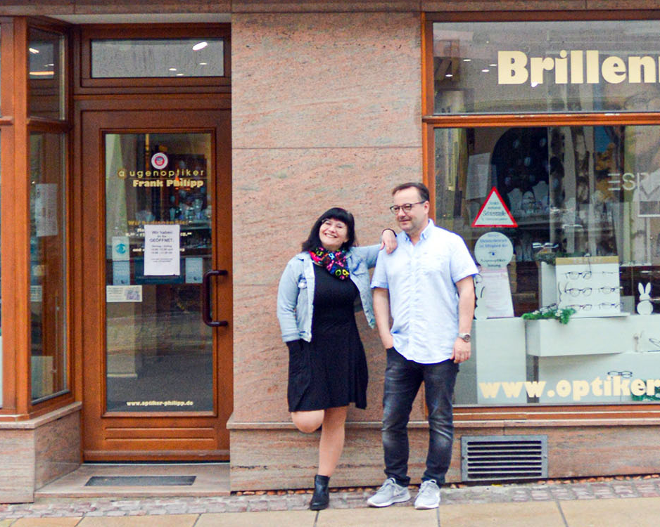 Frank und Kerstin Philipp vor ihrem Geschäft augenoptiker Philipp in Meerane